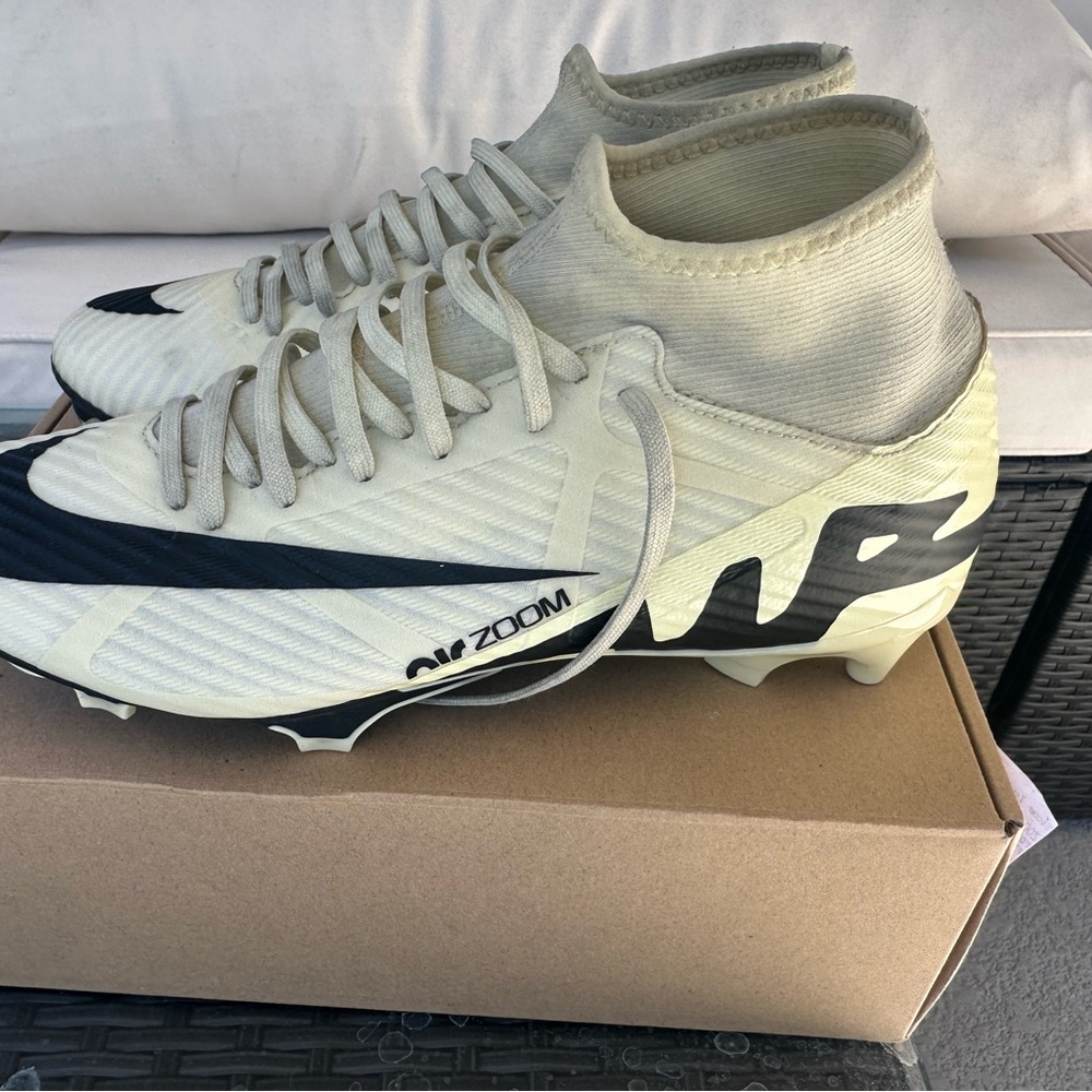 Pre-loved Nike White and Black Soccer Cleats- size 8
